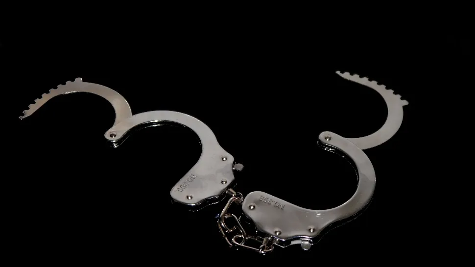 Un tânăr de 20 de ani a fost reţinut pentru 24 de ore după ce a înjunghiat cu un cuţit doi bărbaţi
