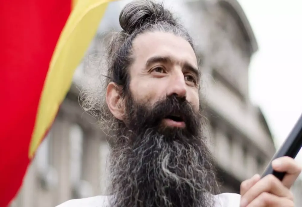 STEGARUL DAC S-A URCAT ÎNTR-UN COPAC ÎN PENITENCIARUL RAHOVA. NEGOCIATORII ÎNCEARCĂ SĂ-L CONVINGĂ SĂ CEDEZE