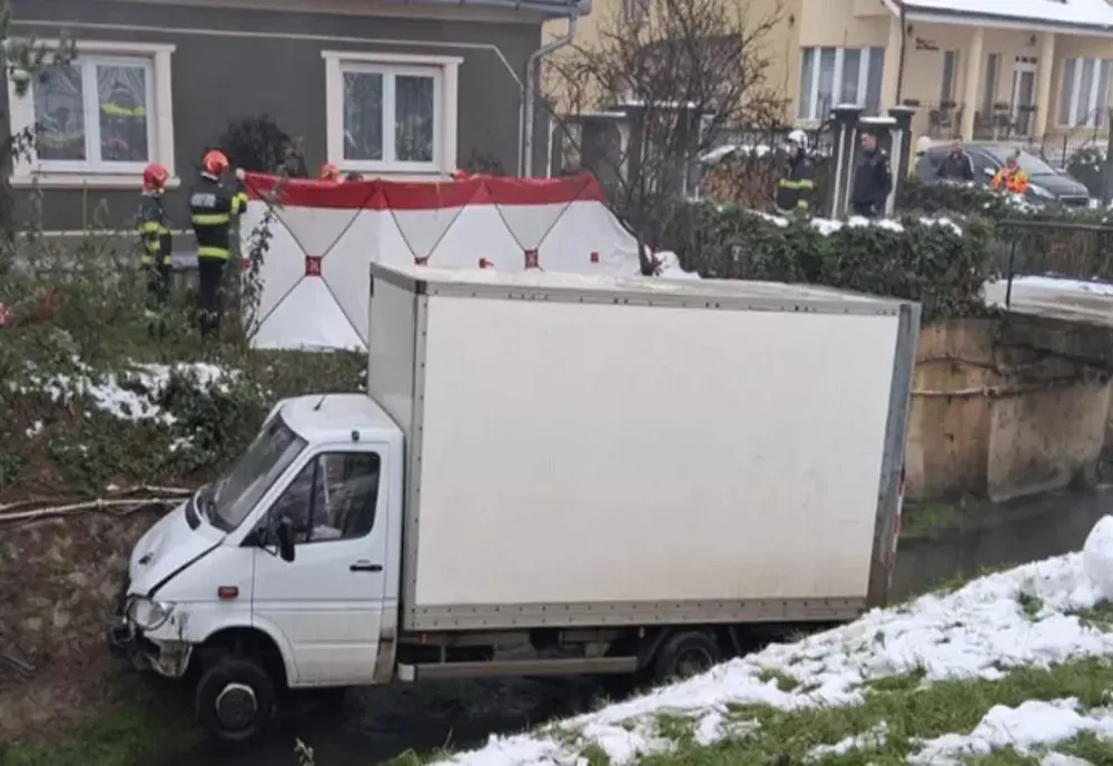 Moarte cumplită la Băile Felix. Un șofer a ajuns cu o camionetă într-un pârâu