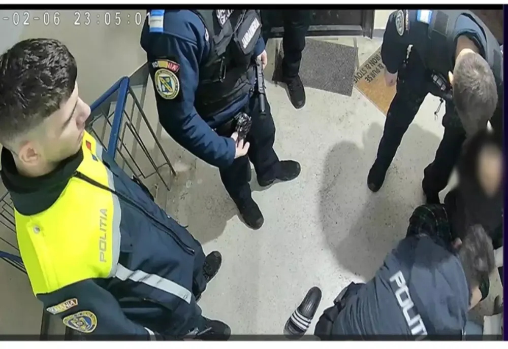 Un bărbat a sărit la polițiști cu cuțitul și și-a agresat partenera