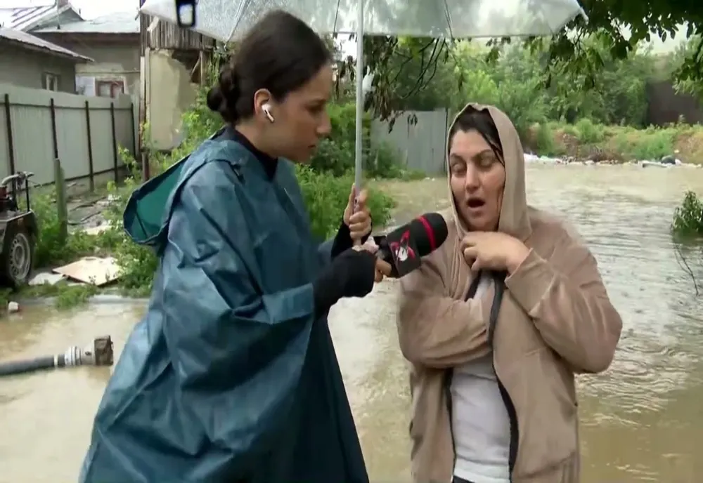 Inundații puternice în Ploiești, după ploile torențiale: apa a intrat în gospodării și a depășit nivelul genunchilor