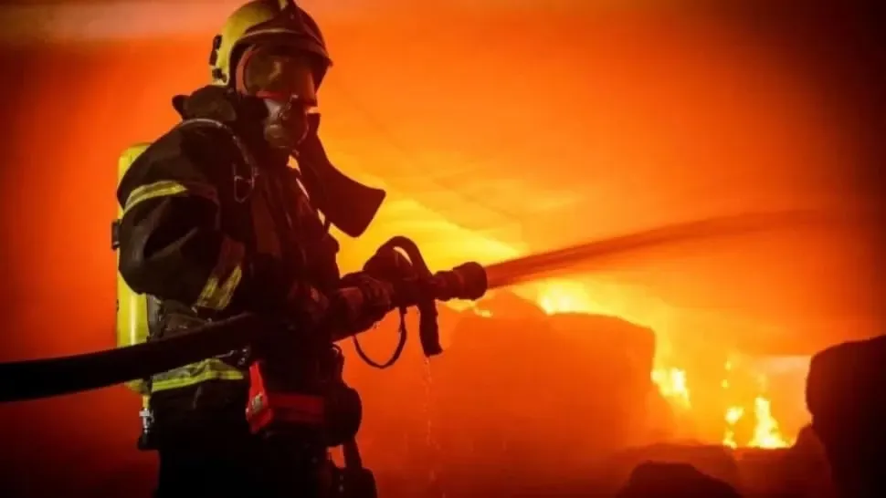 Incendiu într-un bloc din Petroşani. 24 de locatari au fost evacuaţi în toiul nopții
