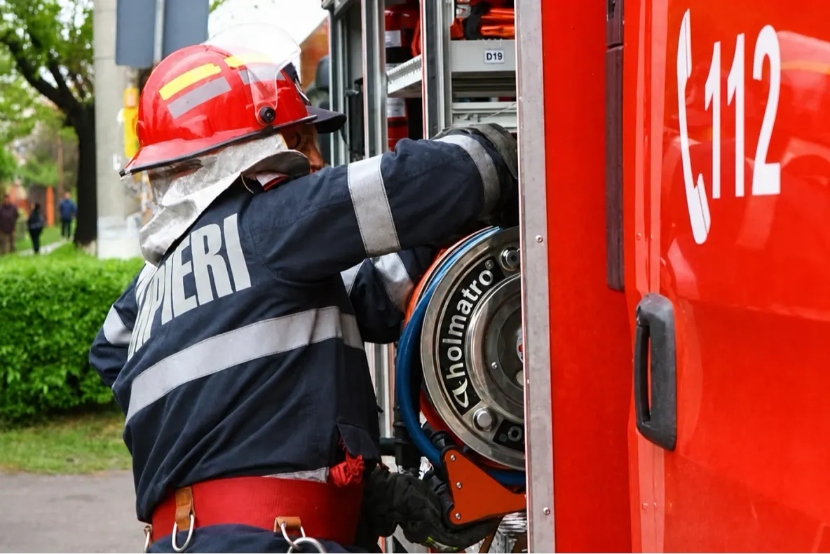 Un service auto a fost cuprins de un incendiu masiv în Cugir