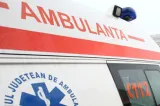O ambulanță a intrat în gardul unei case în Capitală