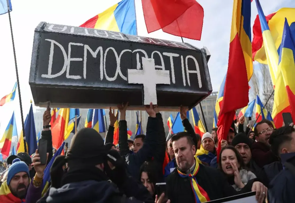A ÎNCEPUT PROTESTUL ROMÂNILOR CARE S-AU SĂTURAT SĂ FIE UMILIȚI. REALITATEA PLUS, TELEVIZIUNEA POPORULUI, ALĂTURI DE CETĂȚENI 