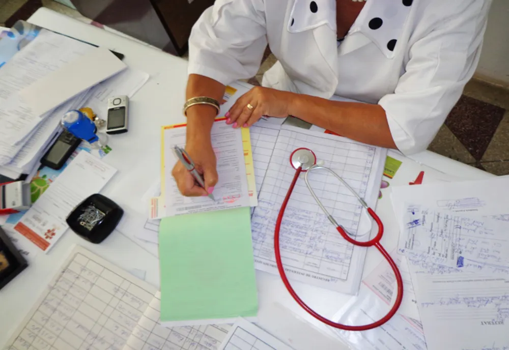 SCHIMBARE RADICALĂ ÎN FARMACIILE DIN ROMÂNIA: REȚETELE PE HÂRTIE DEVIN ISTORIE!