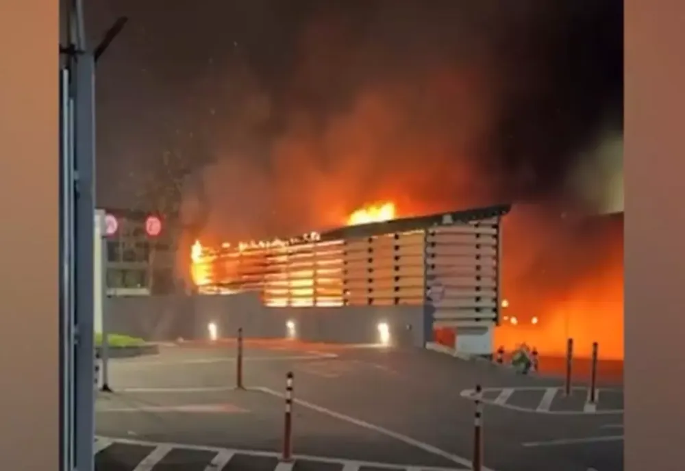 Incendiu violent într-un cartier rezidențial din Rahova