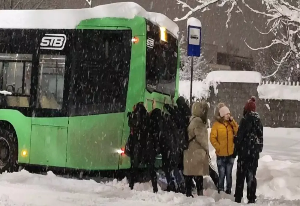 Blocaje masive în trafic, pe calea ferată și în aeroporturi. Bărbat găsit mort într-un taxi din Sectorul 1 al Capitalei