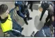 Un bărbat a sărit la polițiști cu cuțitul și și-a agresat partenera